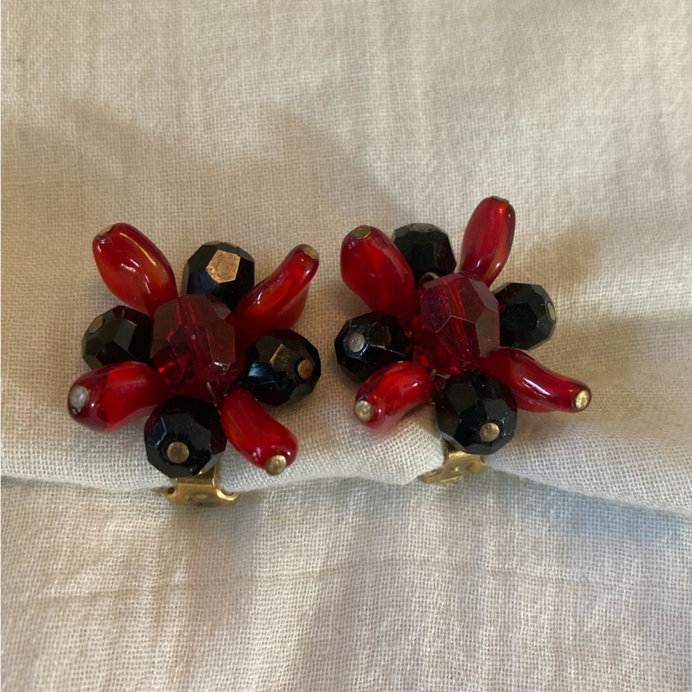 Hattie‎ Carnegie Vintage Red & Black Lucite Beads Cluster Clip on Earrings